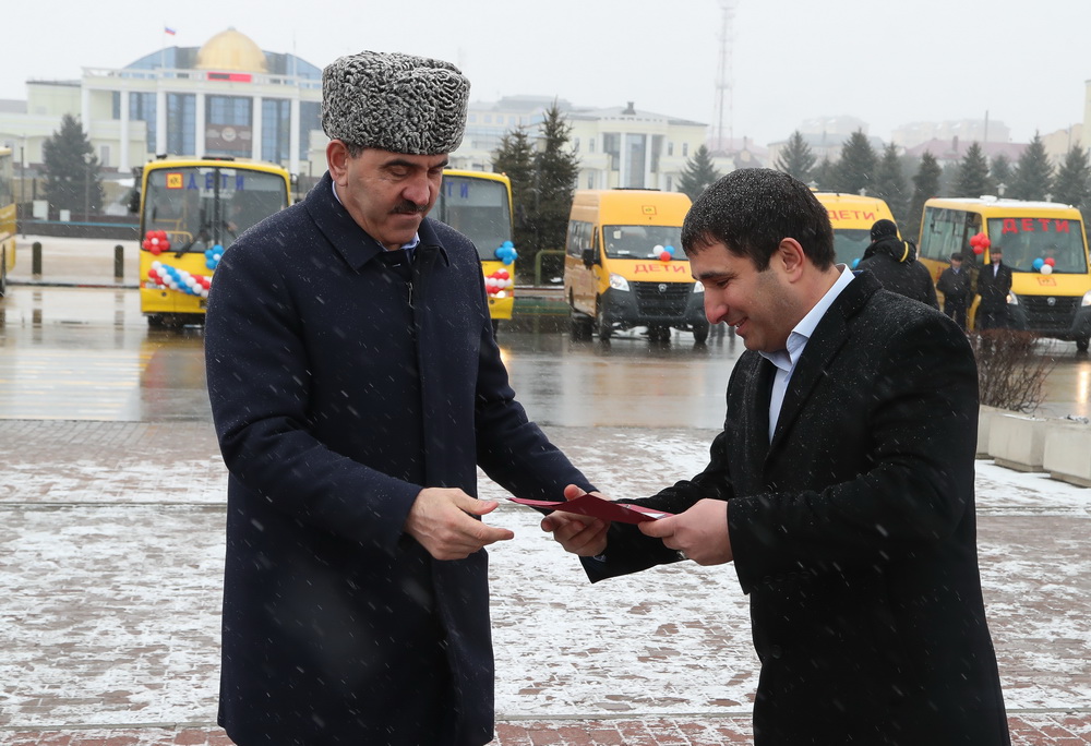 Глава Ингушетии вручил директорам школ ключи от 24 новых автобусов, в число, которых  вошла и наша школа.